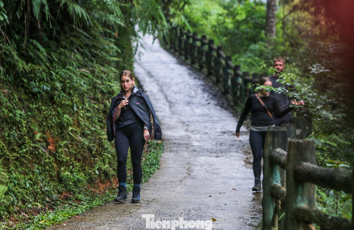 Con đường dẫn vào Kho Mường gập ghềnh, khó khăn, phải đi xe máy hoặc đi bộ.