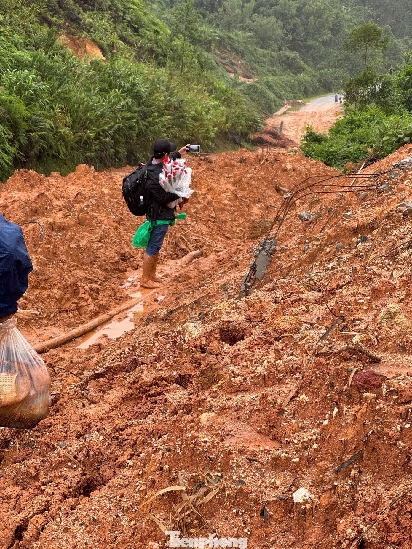 Đường đến trường gian nan khi sạt lở khắp nơi.