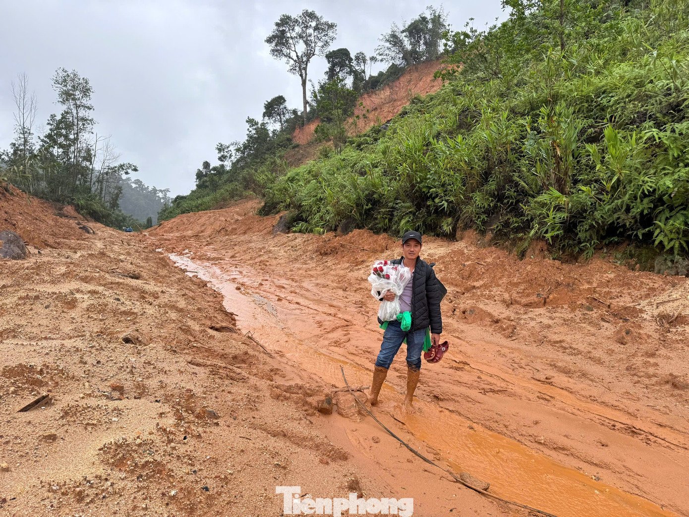 Đường đến trường gian nan khi sạt lở khắp nơi.