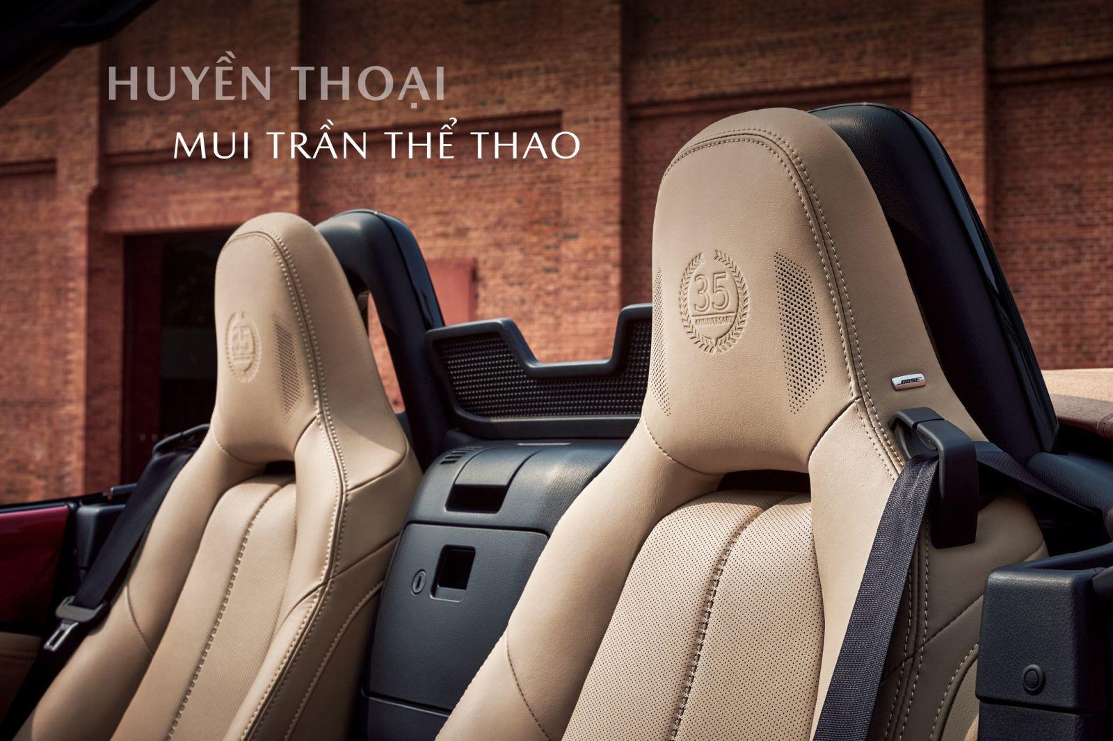 Logo kỷ niệm 35 năm được xuất hiện trên tựa đầu ghế ngồi.