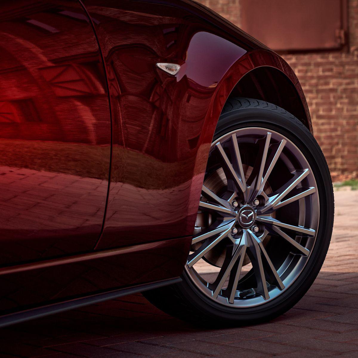 Xe sở hữu sắc đỏ Artisan Premium đặc trưng, bộ mâm hợp kim 17 inch có thiết kế riêng.