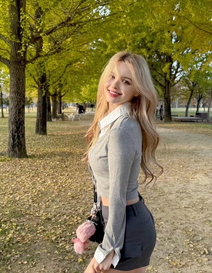 Nổi tiếng là 'búp bê sống' hay 'tiên nữ Uzbekistan,' người mẫu ảnh Karimova Elina (sinh năm 1998) luôn thu hút mọi ánh nhìn nhờ vẻ đẹp lai hoàn hảo, ngọt ngào. (Ảnh: IGNV)