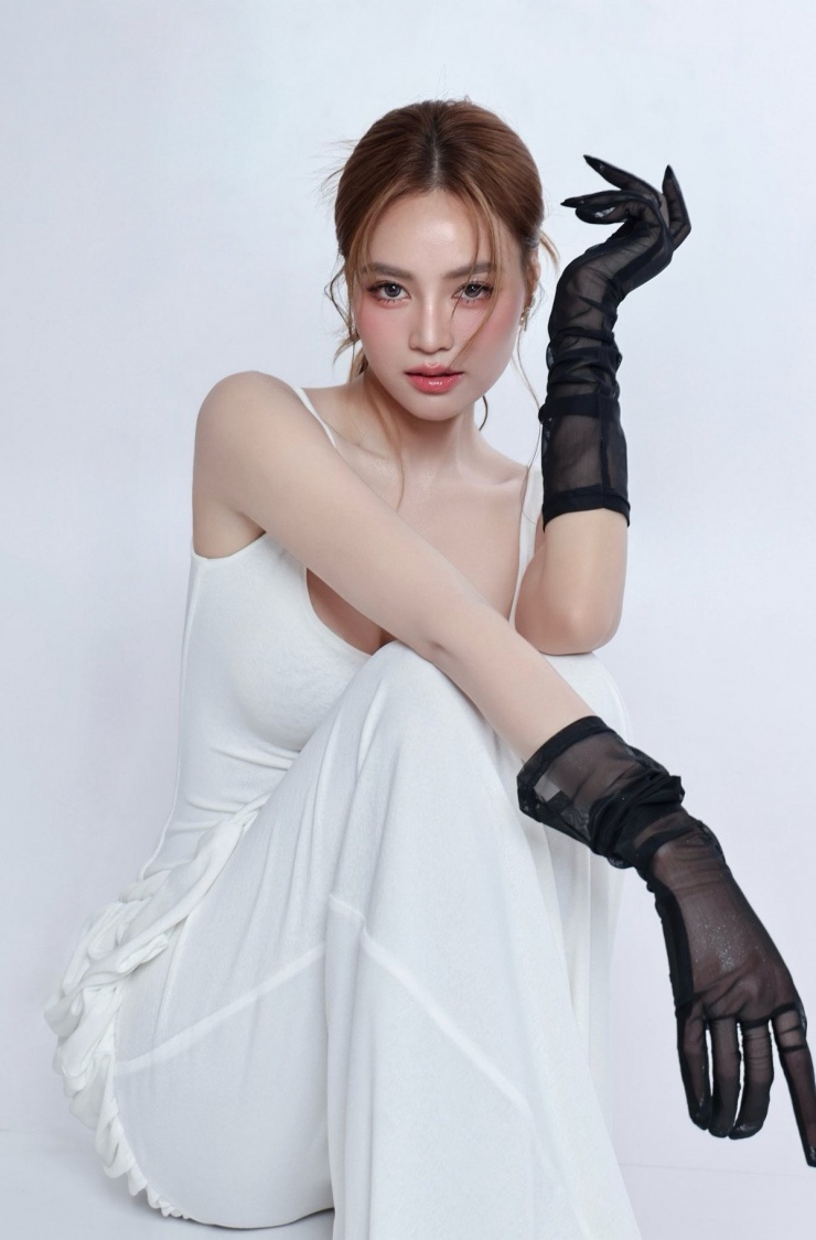 Mới đây, Ninh Dương Lan Ngọc khiến mạng xã hội “bùng nổ” khi chia sẻ loạt ảnh được thực hiện chuyên nghiệp, đầu tư chỉn chu từ trang phục, bối cảnh đến thần thái.