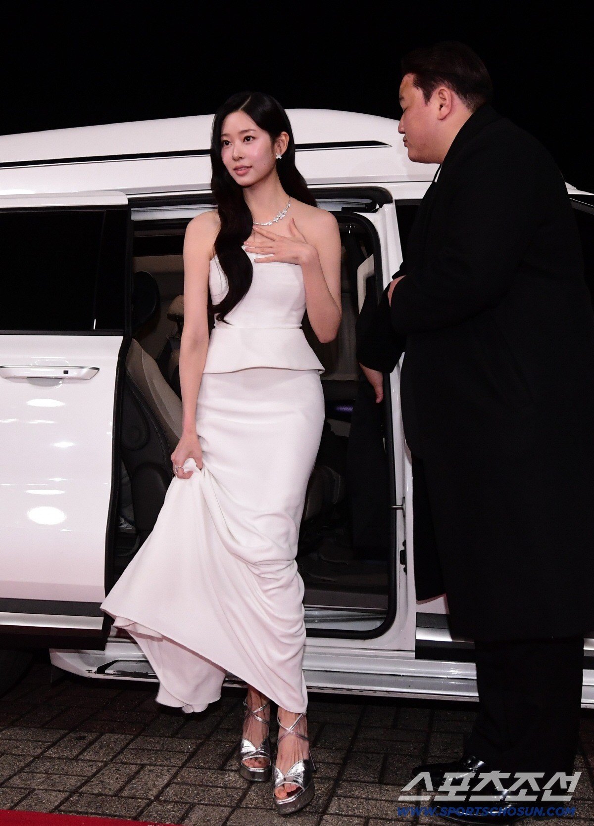 Cựu thành viên IZ*ONE - Kim Min Joo trong thiết kế tôn dáng.