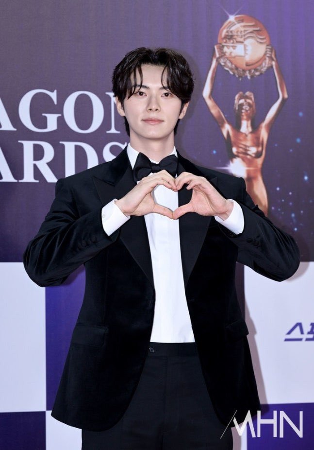 Dàn sao hội tụ tại lễ trao giải Rồng Xanh lần thứ 46 như Lee Chae Min, Ahn Hyo Seop, Kim So Hyun, Jeon Yeo Bin… Sự kiện tôn vinh các tác phẩm điện ảnh Hàn Quốc ra rạp hoặc phát hành trên các nền tảng OTT từ ngày 11/10/2024 đến 7/10/2025, trao 18 giải thưởng.