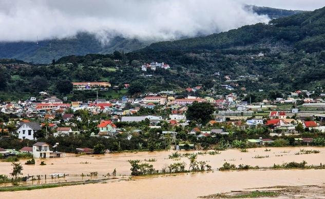 Cũng tại địa phương này, do mưa to lũ lớn, tại Tiểu khu 132 có 10 người bị mắc kẹt. 