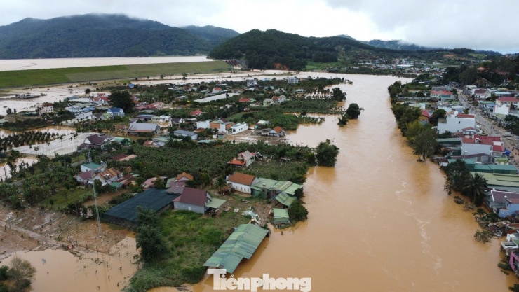 Xót xa cảnh tan hoang sau mưa lũ ở Lâm Đồng, nhiều hộ chỉ còn trơ lại nền nhà - 1