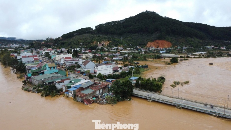 Xót xa cảnh tan hoang sau mưa lũ ở Lâm Đồng, nhiều hộ chỉ còn trơ lại nền nhà - 2