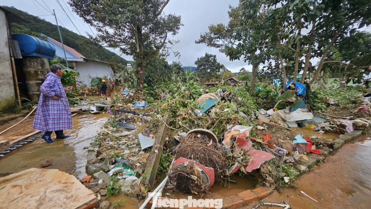 Xót xa cảnh tan hoang sau mưa lũ ở Lâm Đồng, nhiều hộ chỉ còn trơ lại nền nhà - 3