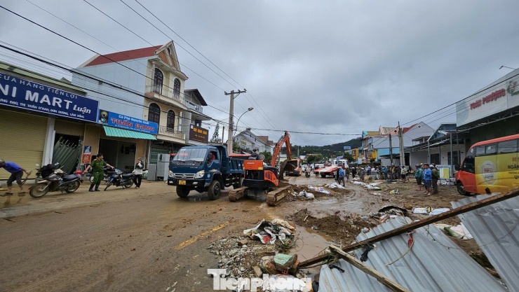 Xót xa cảnh tan hoang sau mưa lũ ở Lâm Đồng, nhiều hộ chỉ còn trơ lại nền nhà - 10