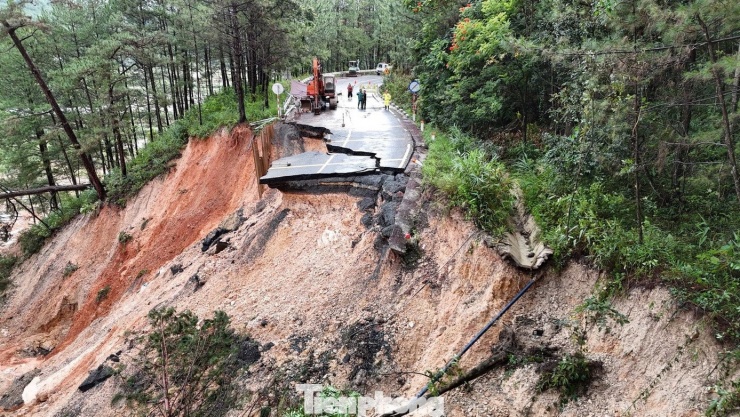 Nguy cơ sạt lở đất rất cao ở khu vực từ Huế đến Khánh Hoà do mưa lớn kéo dài nhiều ngày. Trong ảnh là sạt lở tại đèo Mimosa ở Lâm Đồng ngày 20/11.