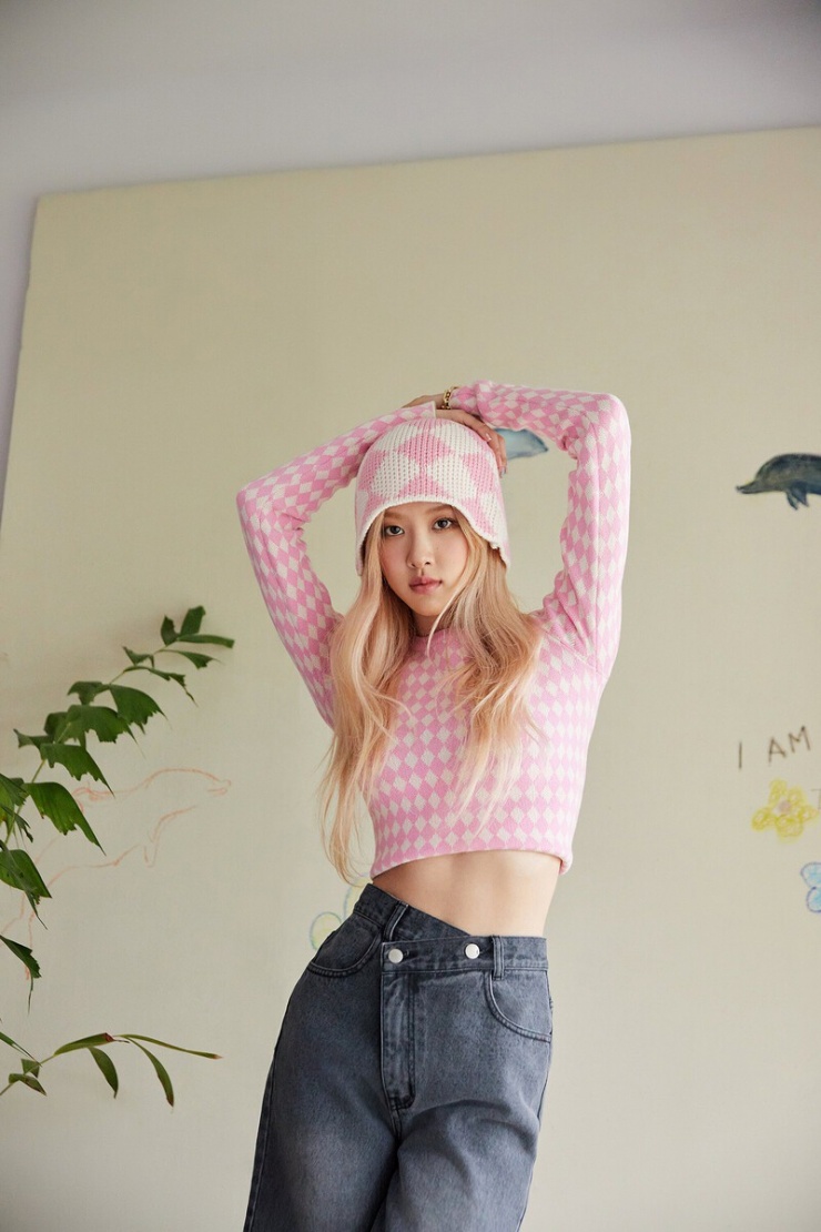 Rosé (BLACKPINK) thường xuyên "đốt mắt" fan với combo này khi xuất hiện trong đời thường.