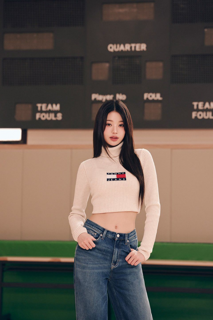 Wonyoung (IVE) cũng là "tín đồ" của áo len croptop, biến món đồ tưởng đơn giản thành điểm nhấn thời trang trẻ trung, cuốn hút.