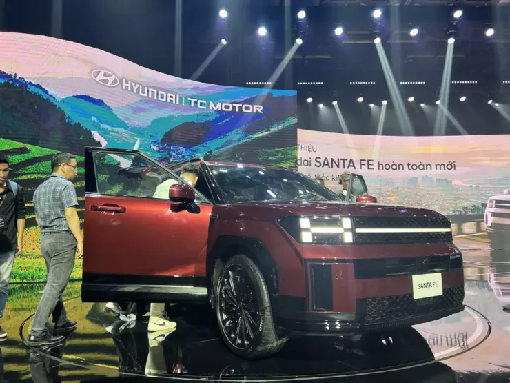 Hyundai SantaFe là mẫu xe bán chạy nhất phân khúc hạng D gầm cao.