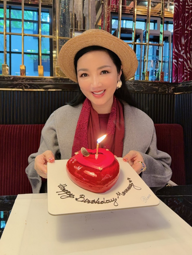 Giáng My ra Hà Nội đón sinh nhật giản dị bên con gái và người thân.