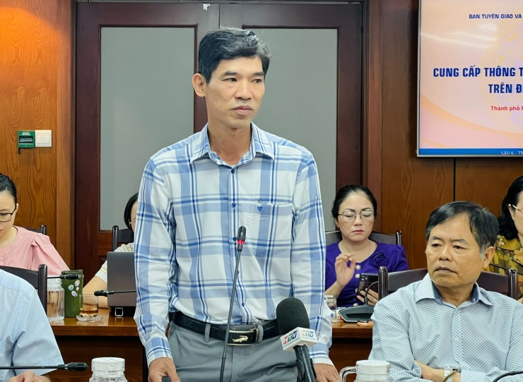 Ông Ngô Hồng Y, Phó Trưởng phòng Quản lý thương mại, Sở Công thương Tp.HCM trao đổi tại buổi họp báo. (Ảnh: Hà Thư).