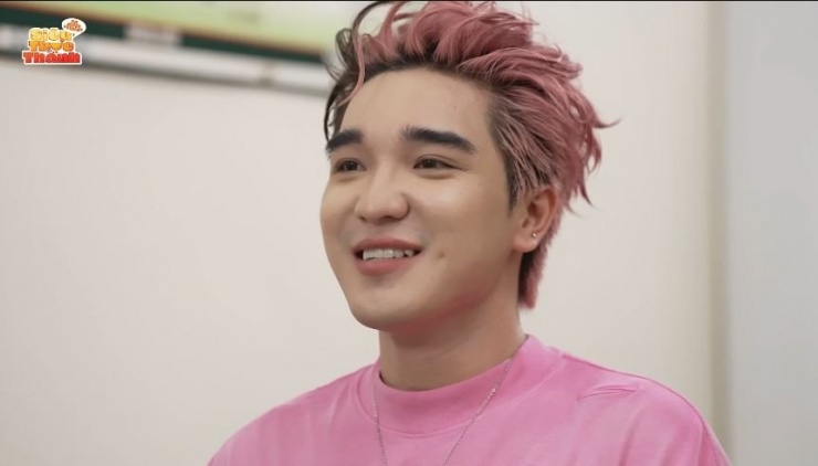 OgeNus được Trấn Thành nhận xét là "mama boy" (Con trai của mẹ).