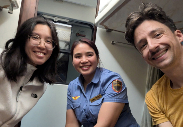 Chị Đặng Thị Thảo và 2 hành khách nước ngoài. Ảnh: VNR.