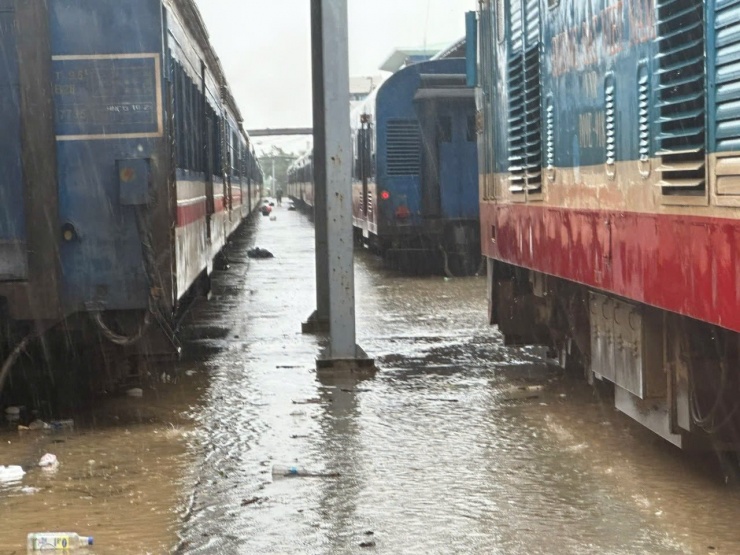 Hình ảnh tàu khách nằm chờ tại các ga dọc tuyến miền Trung - Khánh Hòa do mưa lũ. Ảnh: VNR.