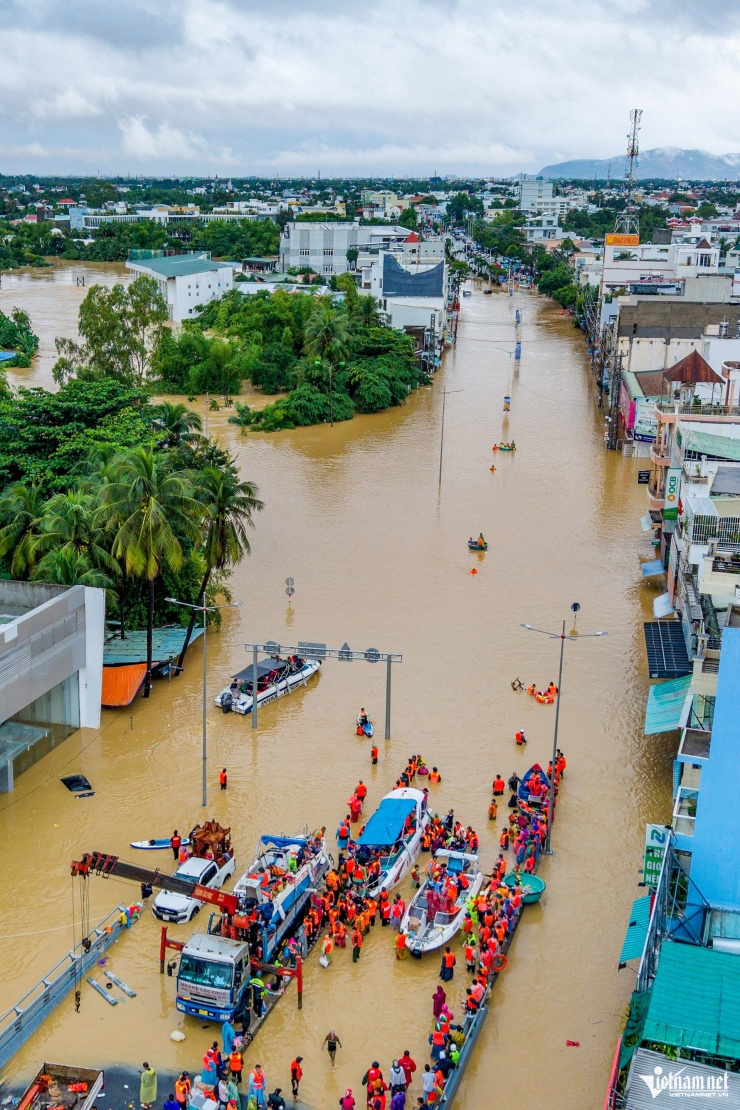 Hình ảnh chưa từng thấy ở Tây Nha Trang, người dân phải thốt lên 'thật khủng khiếp' - 2