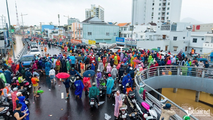 Hình ảnh chưa từng thấy ở Tây Nha Trang, người dân phải thốt lên 'thật khủng khiếp' - 6