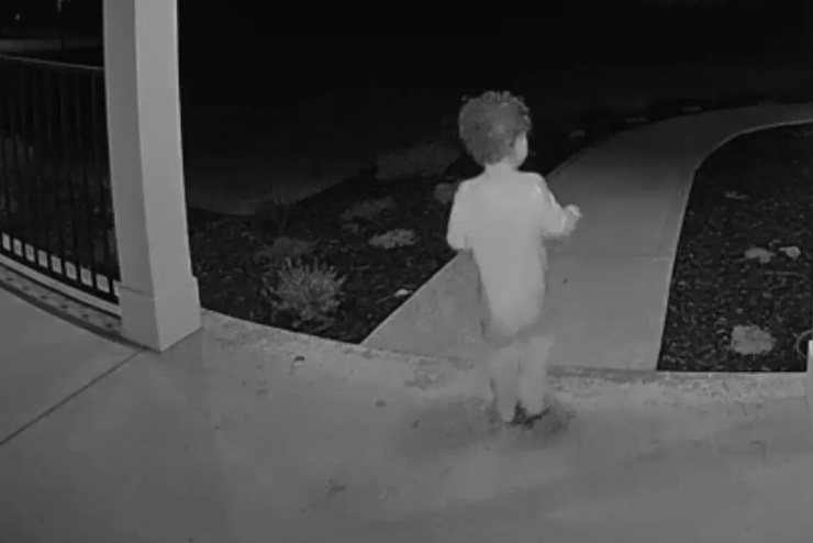 Bé trai 18 tháng chạy ra khỏi nhà và biến mất trong đêm.