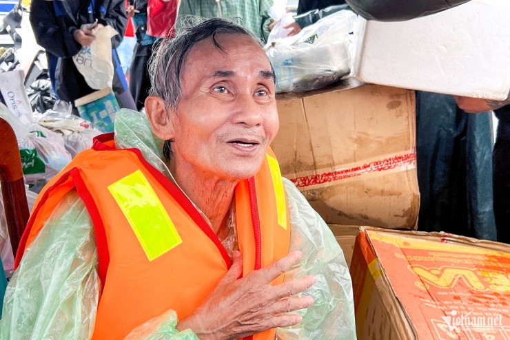 Nước lũ ngập sâu, ông Cao Văn Toàn phải lên nóc nhà ôm áo phao chờ được cứu. Ảnh: Xuân Ngọc 