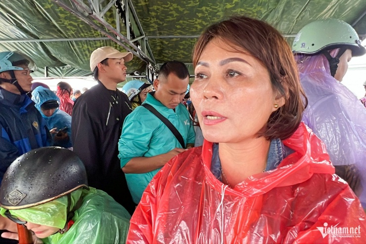 Bà Lê Thị Dẫn lo lắng khi chưa liên lạc được với ba con gái mắc kẹt trong lũ. Ảnh: Xuân Ngọc