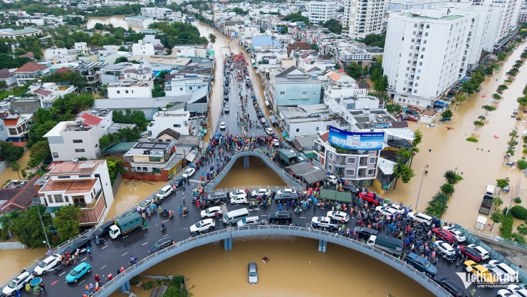 Mưa lũ gây ngập sâu nhiều nơi ở phường Tây Nha Trang. Ảnh: Xuân Ngọc