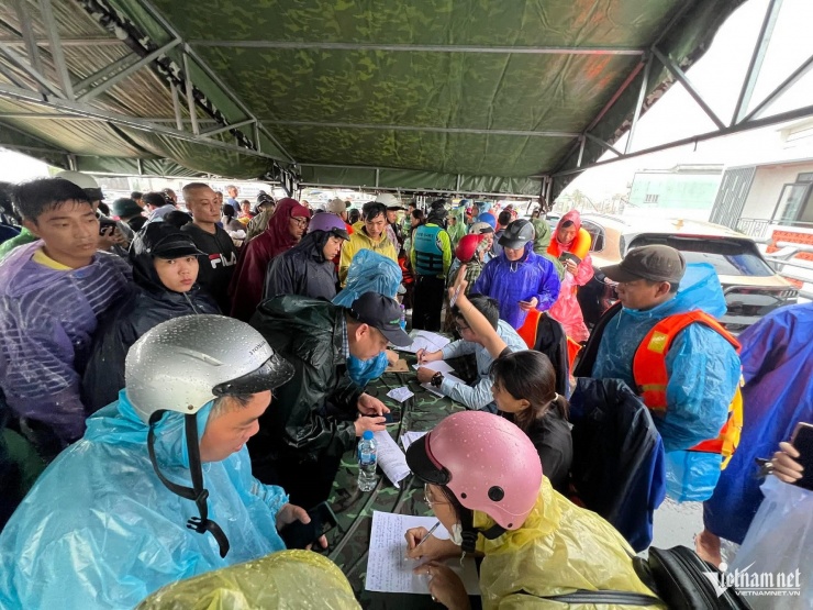 Người dân khai báo với lực lượng chức năng nhờ tìm người thân chưa liên lạc được do mắc kẹt trong lũ. Ảnh: Xuân Ngọc