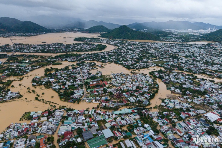 Người phụ nữ mắt đỏ hoe, dò dẫm lội tìm mẹ già 70 tuổi mất liên lạc vì mưa lũ - 1