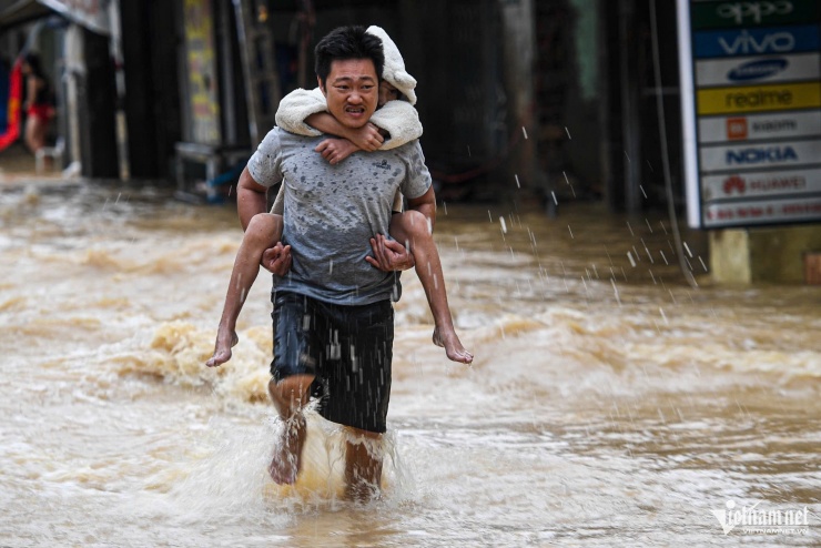 Người phụ nữ mắt đỏ hoe, dò dẫm lội tìm mẹ già 70 tuổi mất liên lạc vì mưa lũ - 5