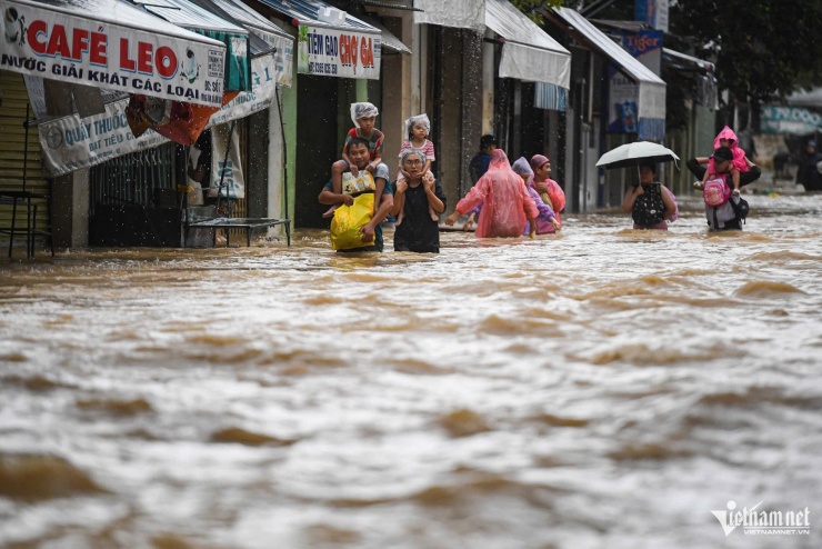 Người phụ nữ mắt đỏ hoe, dò dẫm lội tìm mẹ già 70 tuổi mất liên lạc vì mưa lũ - 2