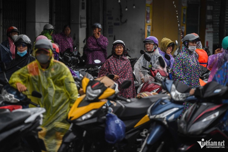 Người phụ nữ mắt đỏ hoe, dò dẫm lội tìm mẹ già 70 tuổi mất liên lạc vì mưa lũ - 7