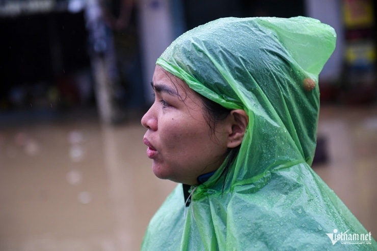 Người phụ nữ mắt đỏ hoe, dò dẫm lội tìm mẹ già 70 tuổi mất liên lạc vì mưa lũ - 6