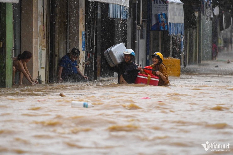 Người phụ nữ mắt đỏ hoe, dò dẫm lội tìm mẹ già 70 tuổi mất liên lạc vì mưa lũ - 10