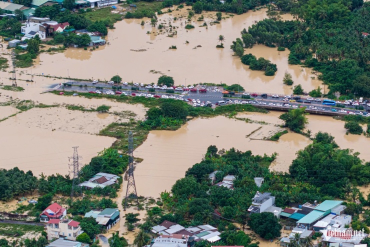 Người phụ nữ mắt đỏ hoe, dò dẫm lội tìm mẹ già 70 tuổi mất liên lạc vì mưa lũ - 12