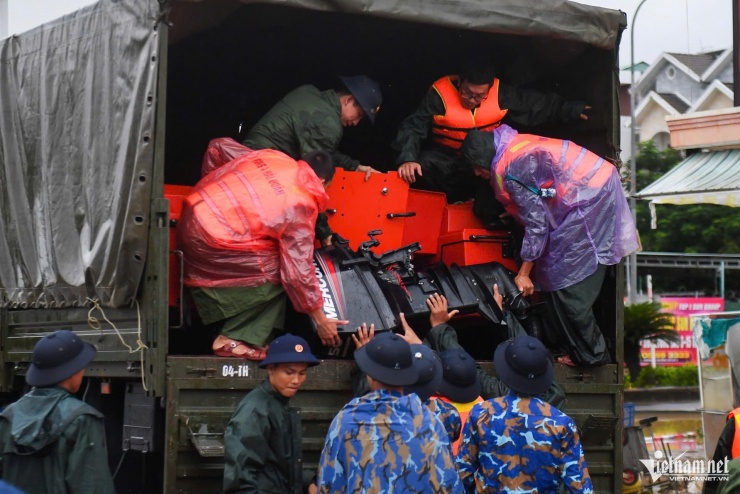 Người phụ nữ mắt đỏ hoe, dò dẫm lội tìm mẹ già 70 tuổi mất liên lạc vì mưa lũ - 11