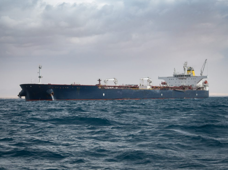 Lệnh trừng phạt mới nhất của Mỹ khiến dầu Nga trở thành mặt hàng “nóng bỏng tay”. Ảnh: gCaptain