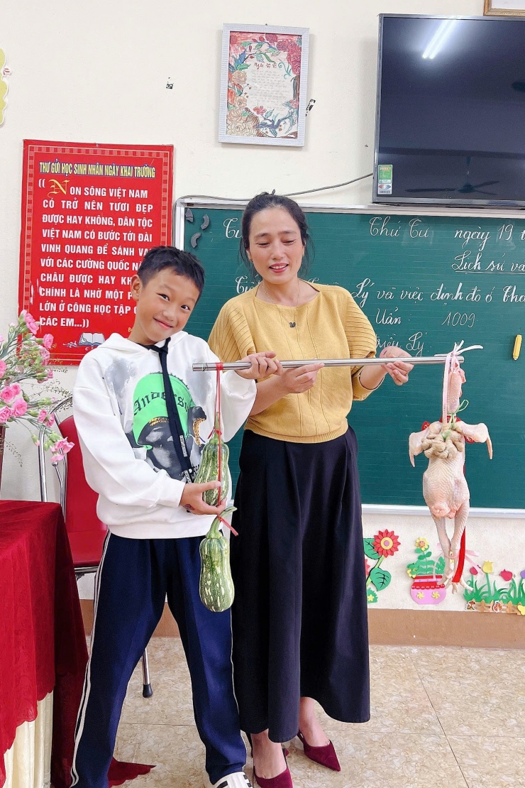 Học trò gánh thịt, cá tặng cô giáo - 2