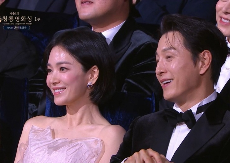 Song Hye Kyo ngồi cạnh tài tử Jung Sung Il.