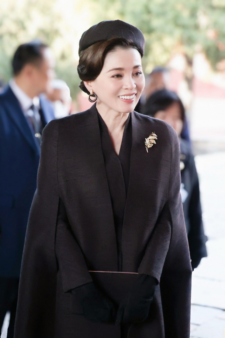 Hoàng hậu Thái Lan gây sốt với phong cách trang nhã tuổi U50 - 2