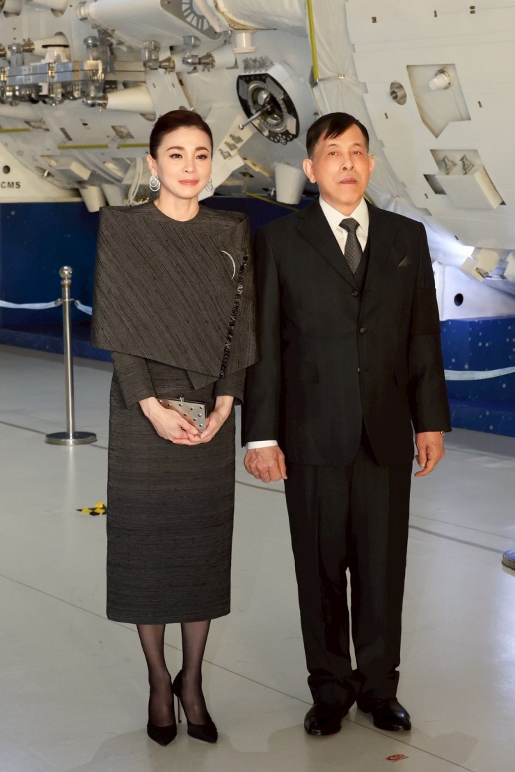 Hoàng hậu Thái Lan gây sốt với phong cách trang nhã tuổi U50 - 3