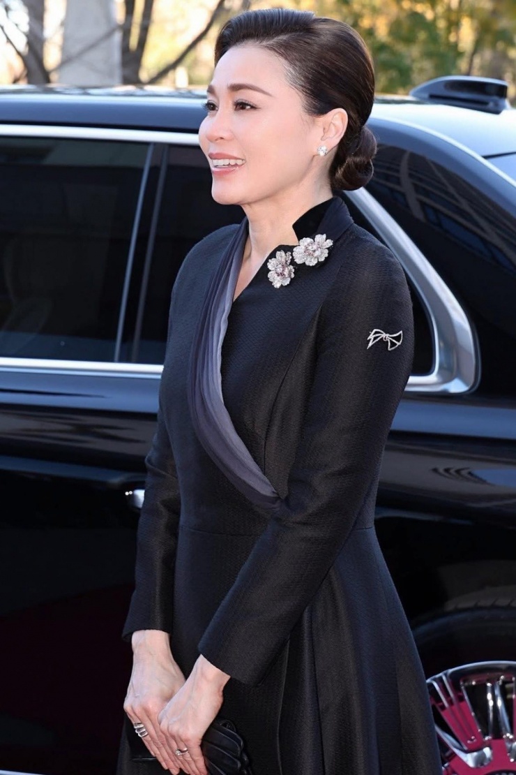 Hoàng hậu Thái Lan gây sốt với phong cách trang nhã tuổi U50 - 5