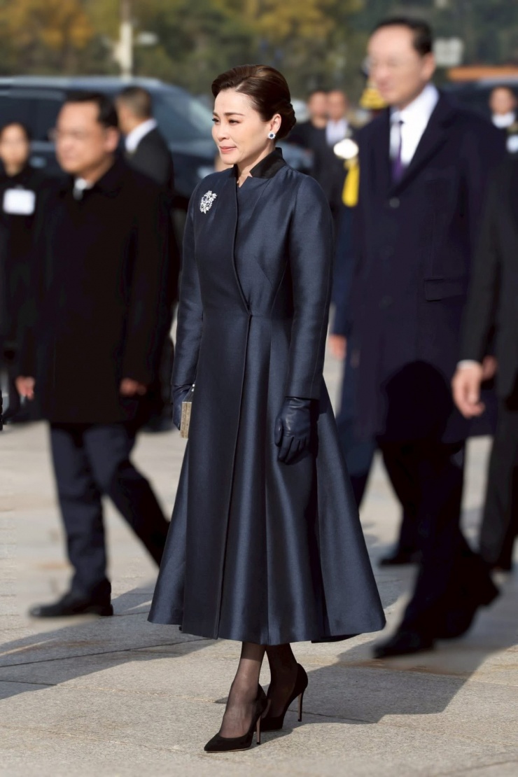 Hoàng hậu Thái Lan gây sốt với phong cách trang nhã tuổi U50 - 6
