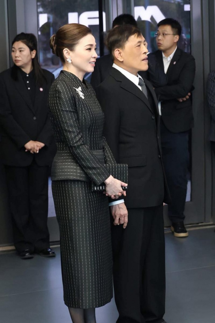 Hoàng hậu Thái Lan gây sốt với phong cách trang nhã tuổi U50 - 7