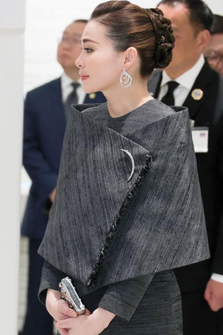 Hoàng hậu Thái Lan gây sốt với phong cách trang nhã tuổi U50 - 4