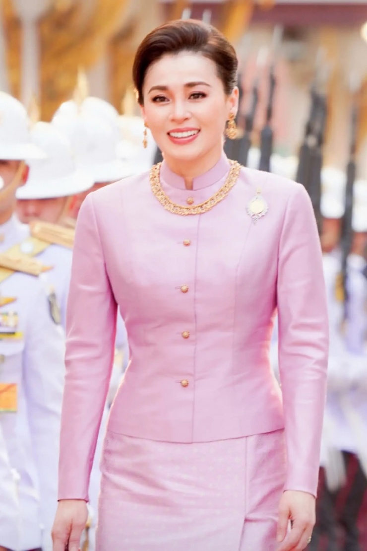 Hoàng hậu Thái Lan gây sốt với phong cách trang nhã tuổi U50 - 10