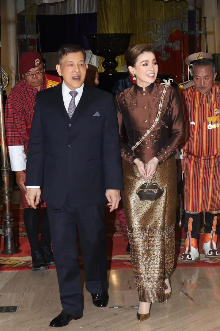 Hoàng hậu Thái Lan gây sốt với phong cách trang nhã tuổi U50 - 9