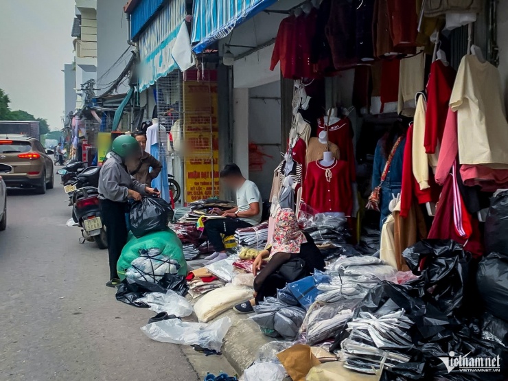 Một cơ sở buôn bán hàng may mặc tại làng Sắc.